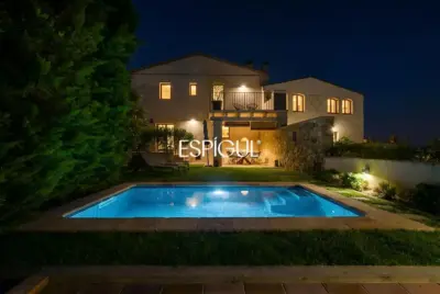 Exclusiva vivienda con piscina y vistas en Castell d’Empordà