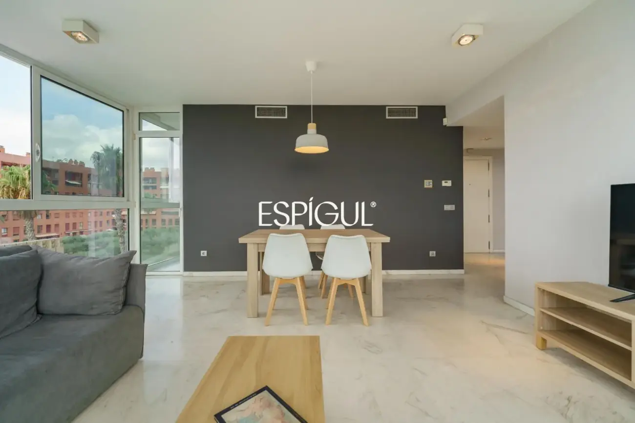 Exclusiva vivienda frente al mar en edificio de Ricardo Bofill