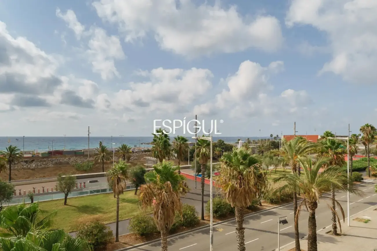 Exclusiva vivienda frente al mar en edificio de Ricardo Bofill