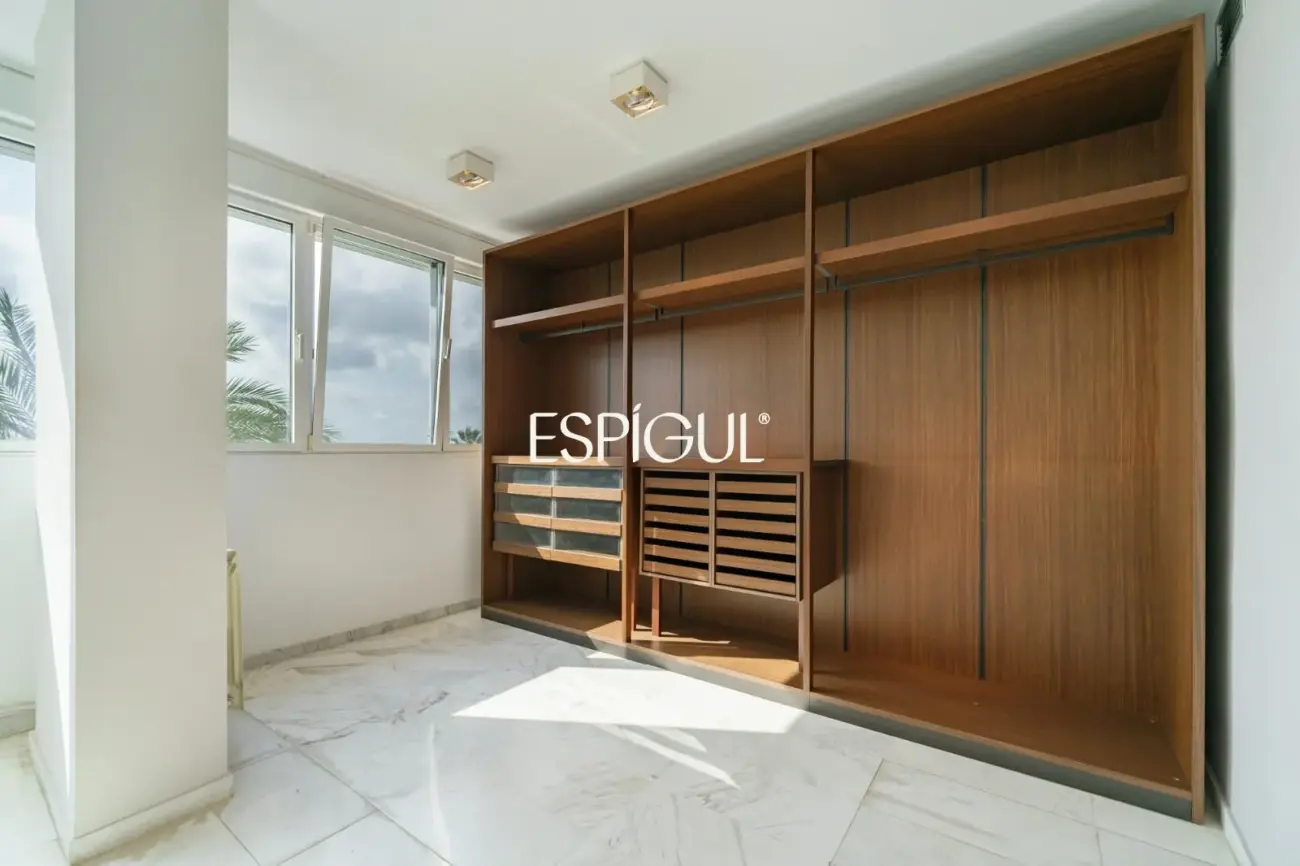 Exclusiva vivienda frente al mar en edificio de Ricardo Bofill