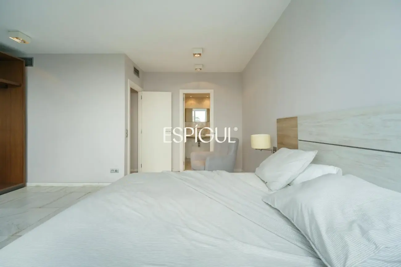 Exclusiva vivienda frente al mar en edificio de Ricardo Bofill