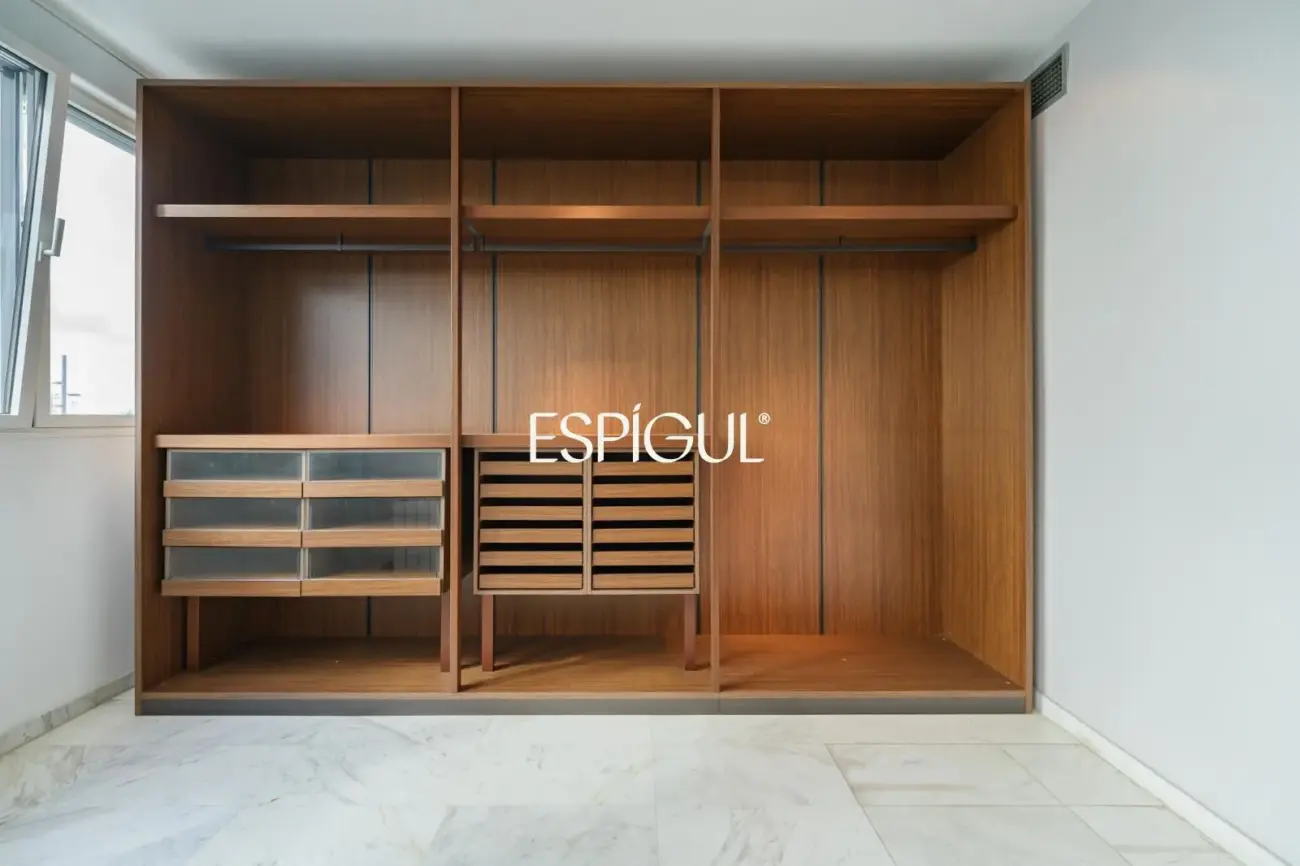 Exclusiva vivienda frente al mar en edificio de Ricardo Bofill