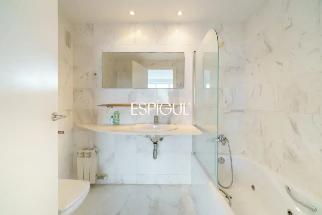 Exclusiva vivienda frente al mar en edificio de Ricardo Bofill