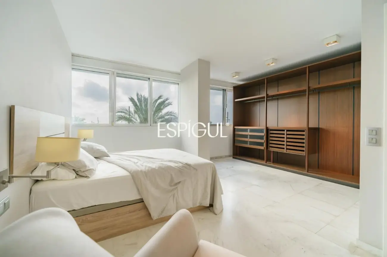 Exclusiva vivienda frente al mar en edificio de Ricardo Bofill