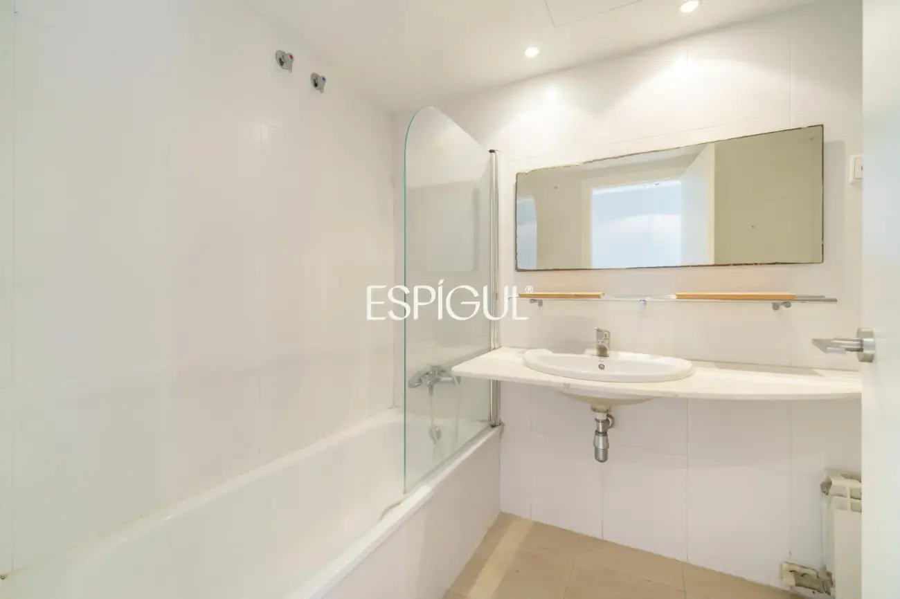Exclusiva vivienda frente al mar en edificio de Ricardo Bofill
