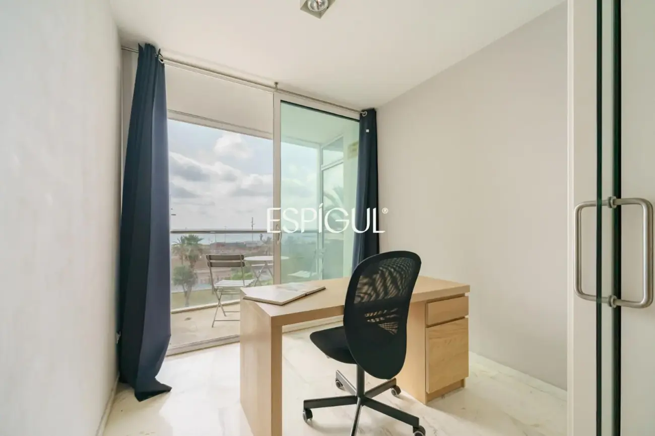Exclusiva vivienda frente al mar en edificio de Ricardo Bofill