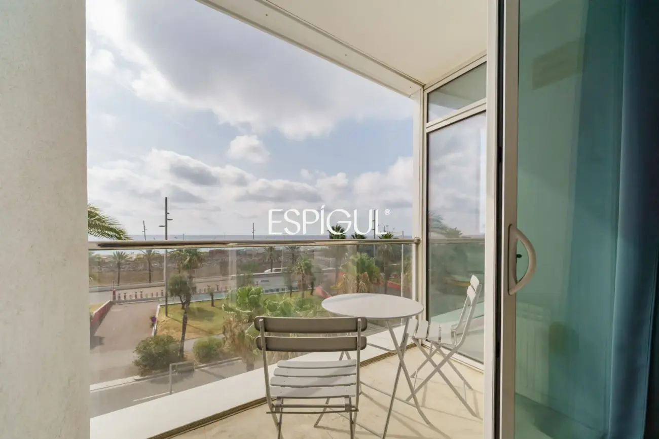 Exclusiva vivienda frente al mar en edificio de Ricardo Bofill