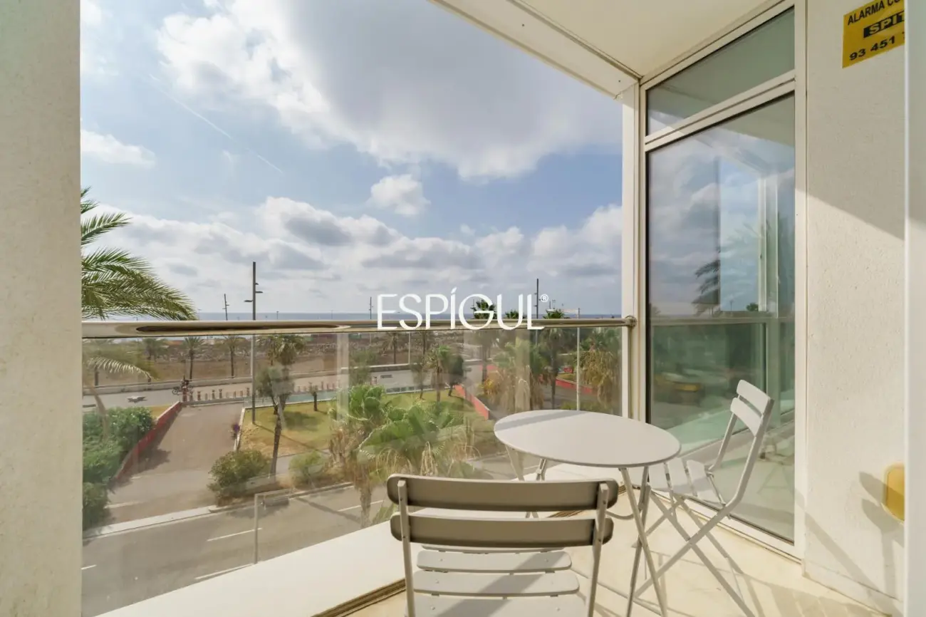 Exclusiva vivienda frente al mar en edificio de Ricardo Bofill