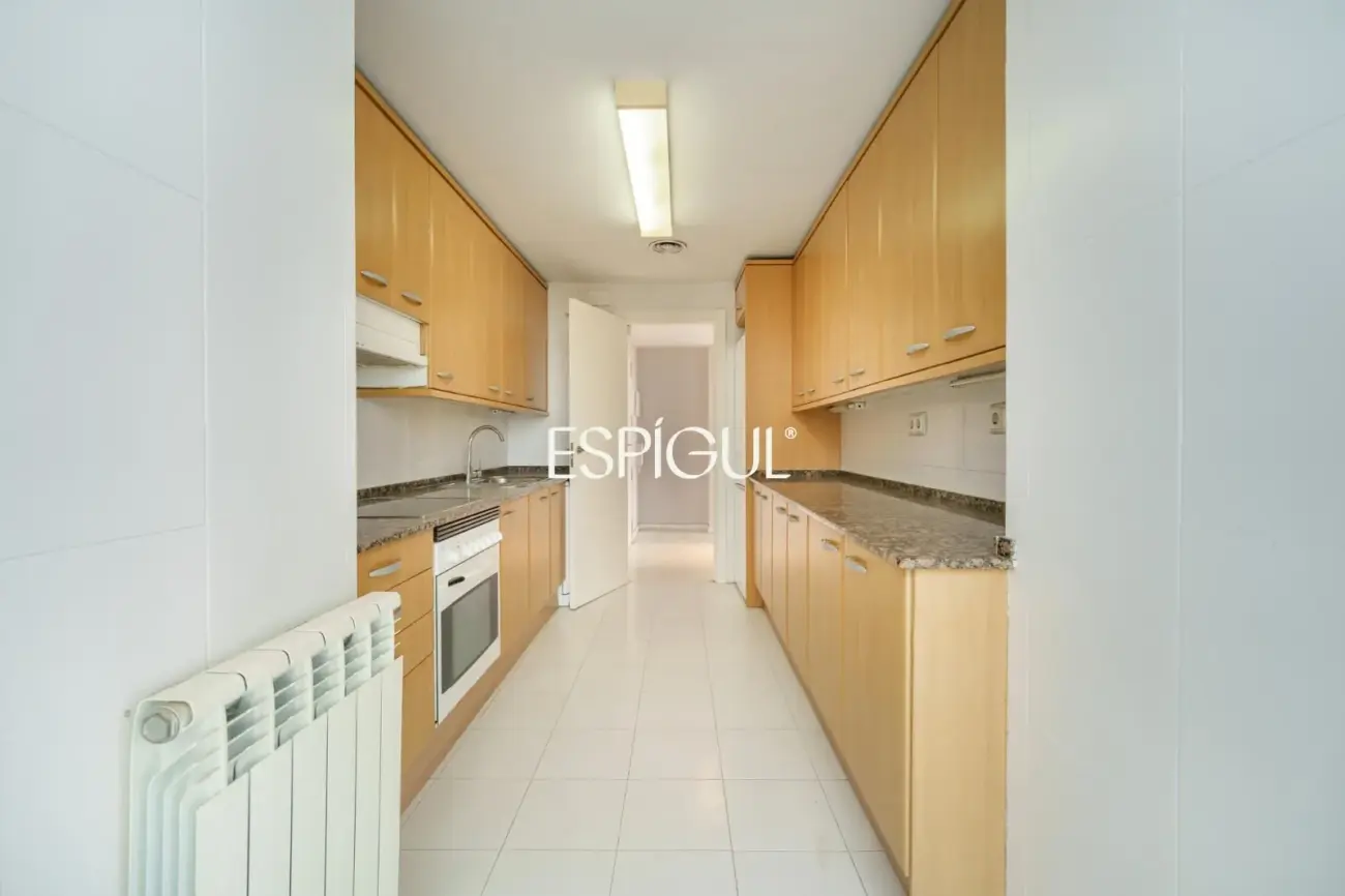 Exclusiva vivienda frente al mar en edificio de Ricardo Bofill