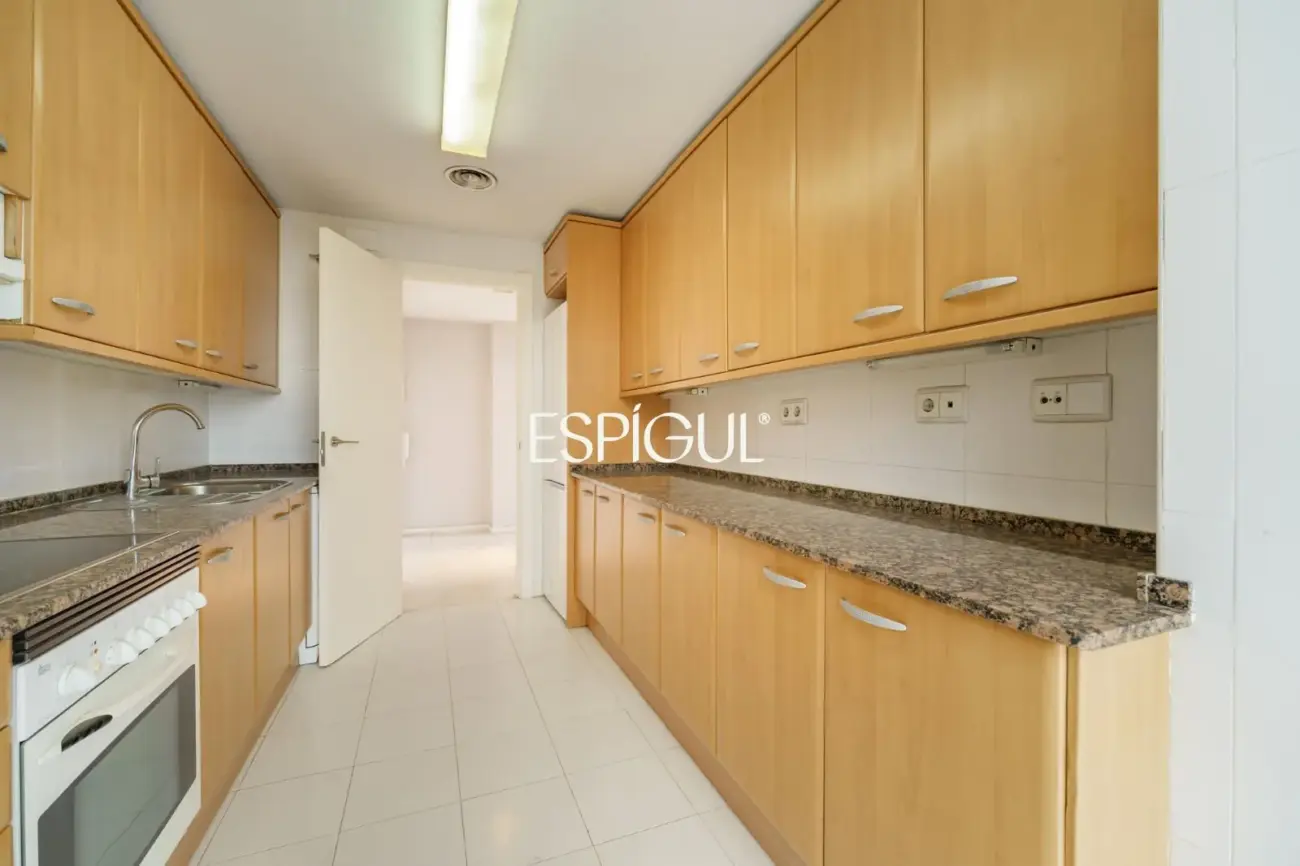 Exclusiva vivienda frente al mar en edificio de Ricardo Bofill