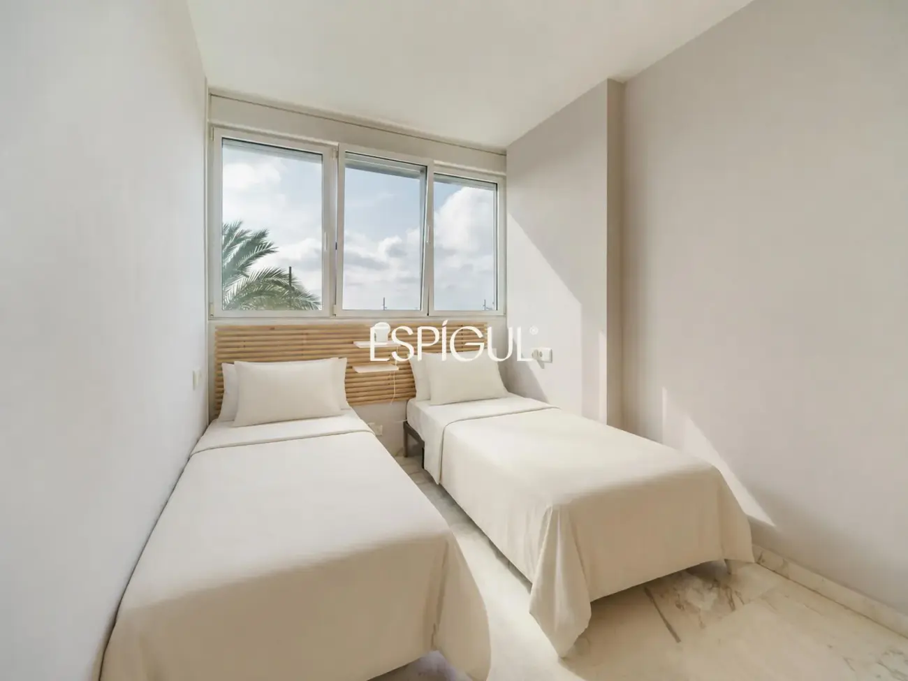 Exclusiva vivienda frente al mar en edificio de Ricardo Bofill