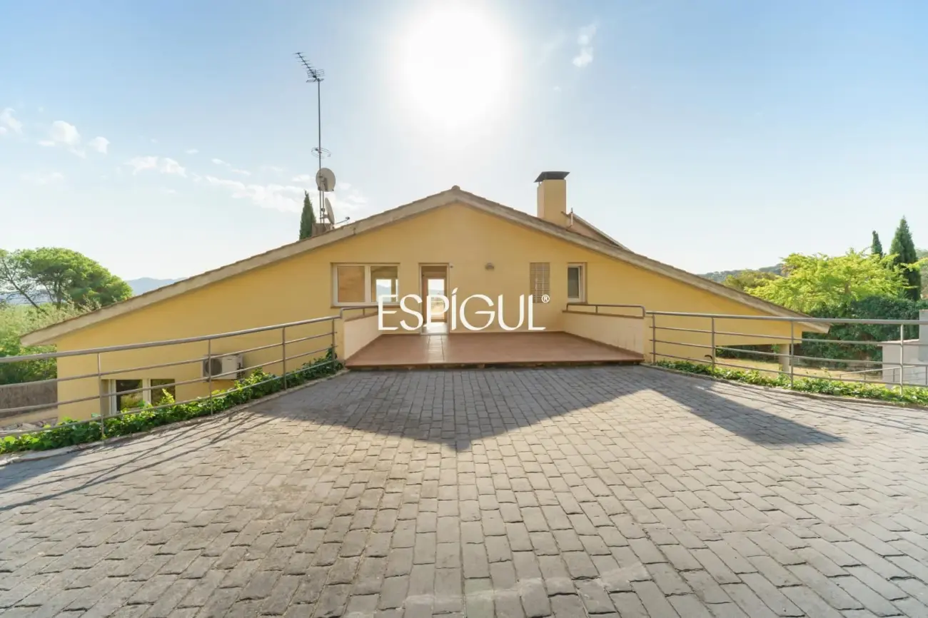 Magnífica casa unifamiliar con amplios espacios y vistas panorámicas en Vallromanes