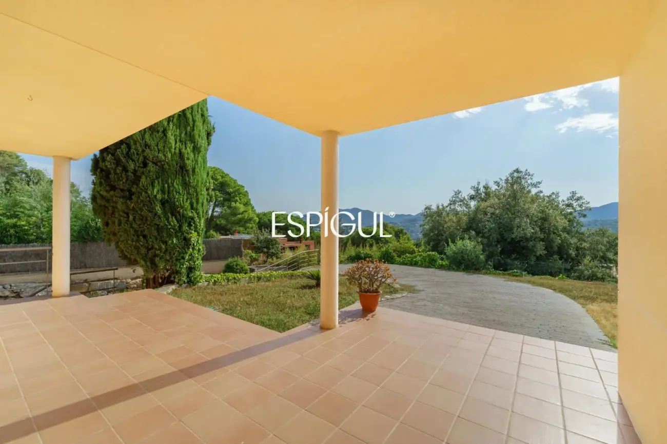 Magnífica casa unifamiliar con amplios espacios y vistas panorámicas en Vallromanes
