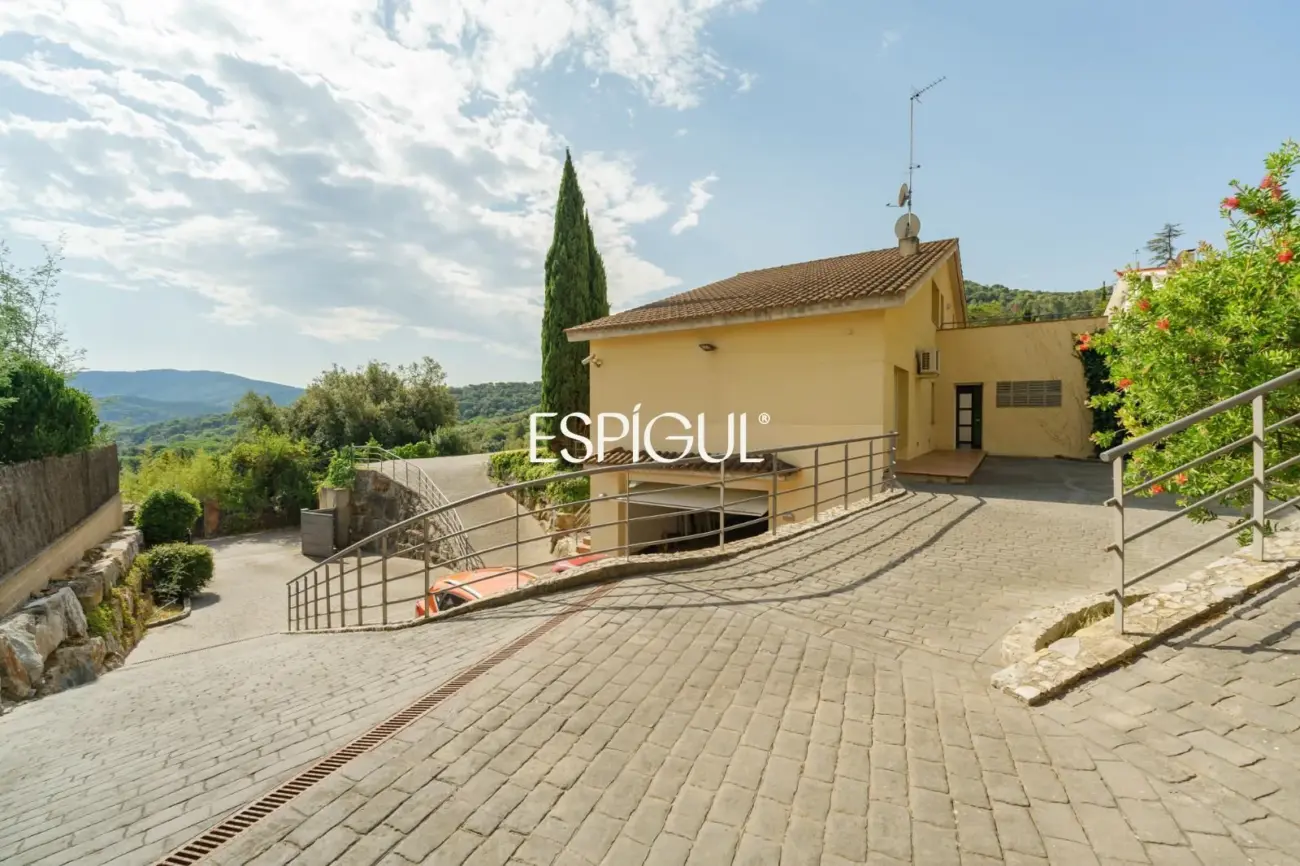 Magnífica casa unifamiliar con amplios espacios y vistas panorámicas en Vallromanes