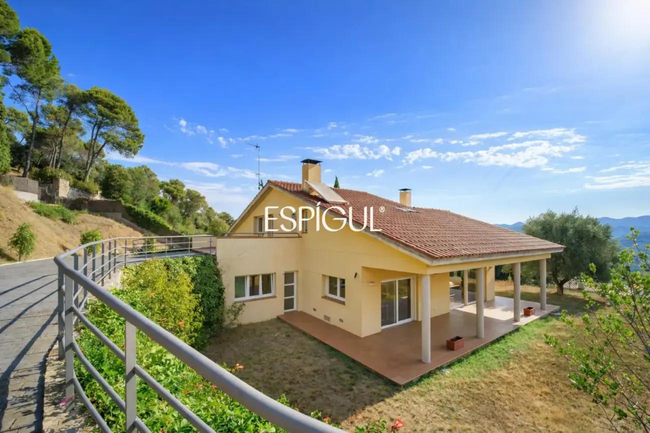 Magnífica casa unifamiliar con amplios espacios y vistas panorámicas en Vallromanes
