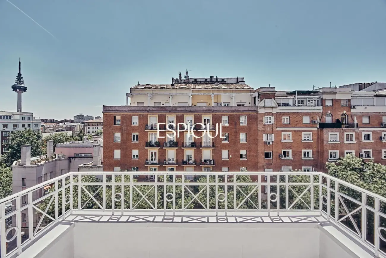 Piso exterior en venta con terraza en Goya