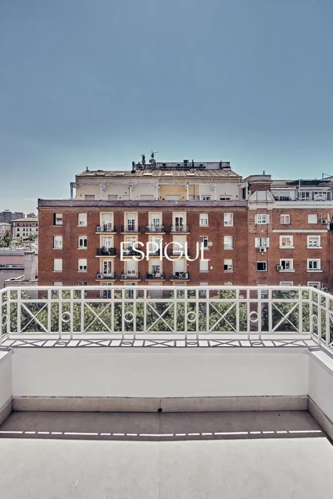 Piso exterior en venta con terraza en Goya