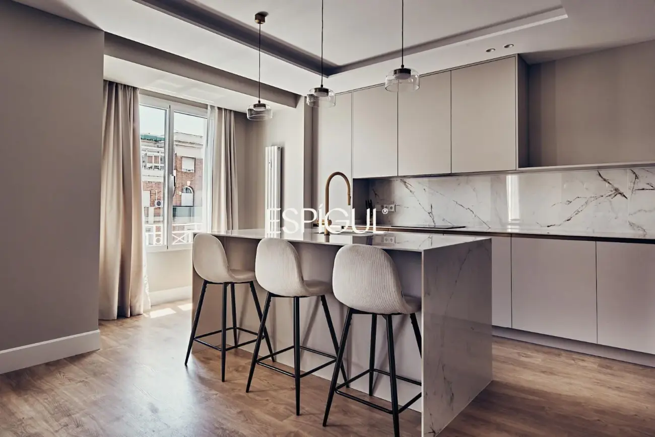 Piso exterior en venta con terraza en Goya