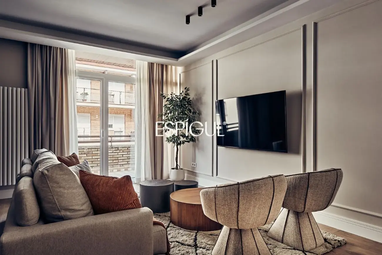 Piso exterior en venta reformado con terraza en Lista