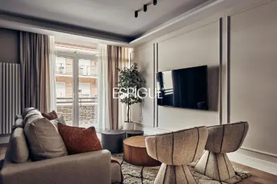 Piso exterior en venta reformado con terraza en Lista