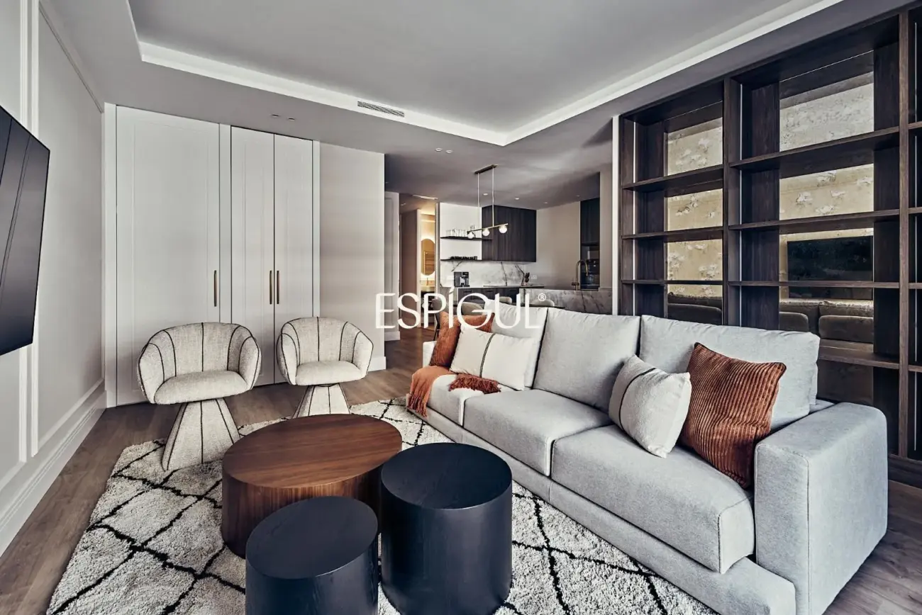 Piso exterior en venta reformado con terraza en Lista