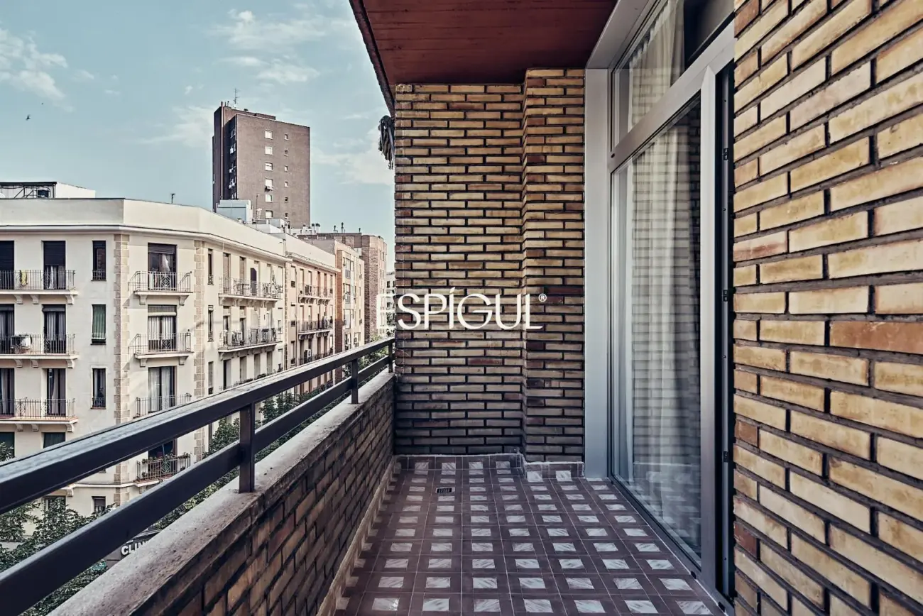 Piso exterior en venta reformado con terraza en Lista
