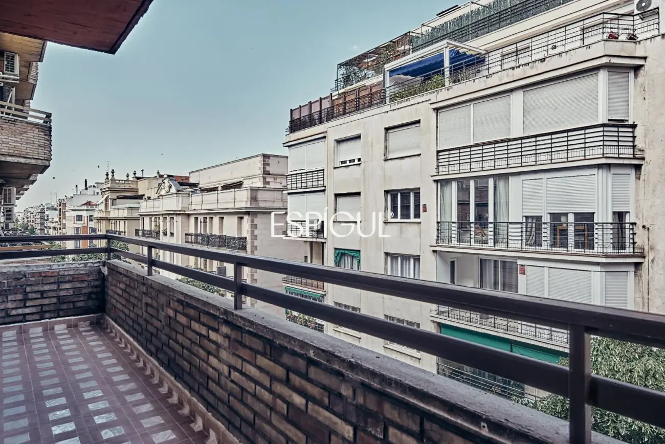 Piso exterior en venta reformado con terraza en Lista