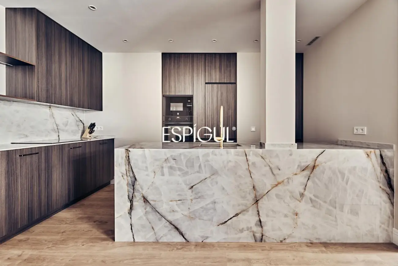 Piso exterior en venta reformado con terraza en Lista
