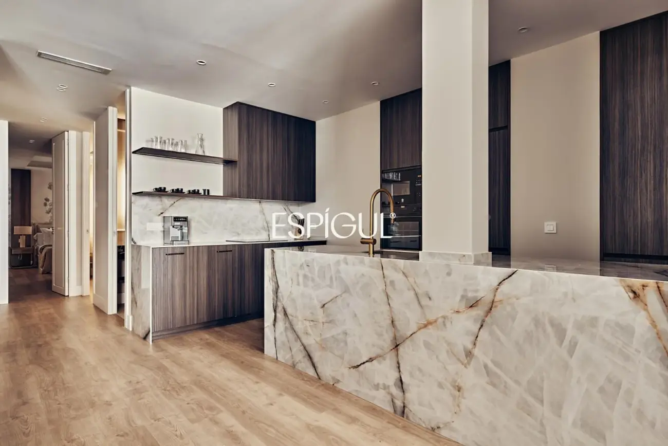 Piso exterior en venta reformado con terraza en Lista