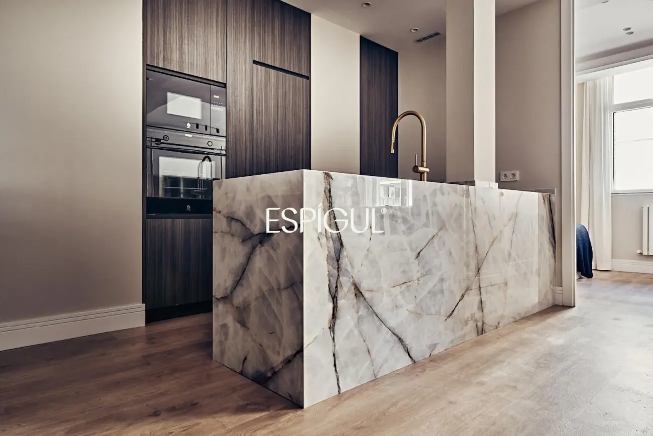 Piso exterior en venta reformado con terraza en Lista