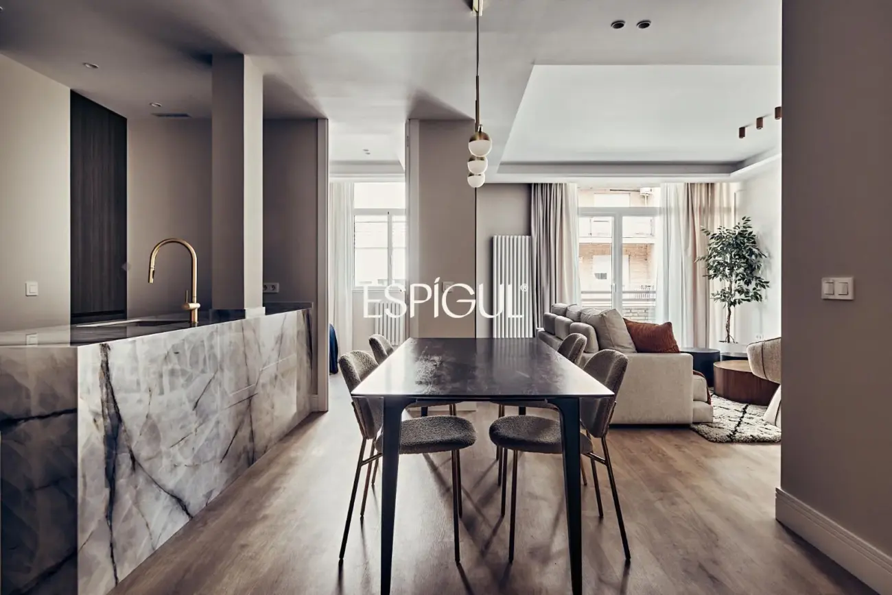 Piso exterior en venta reformado con terraza en Lista