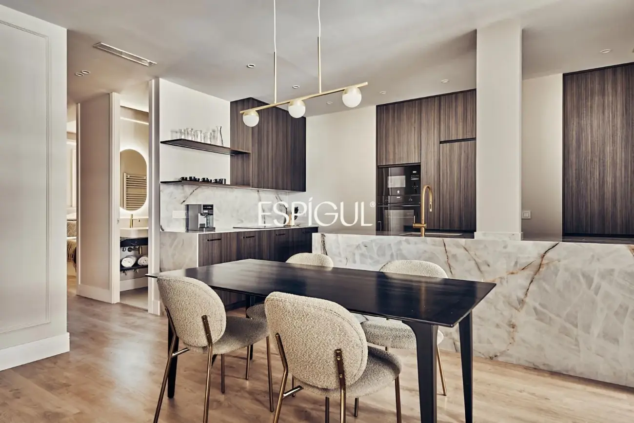 Piso exterior en venta reformado con terraza en Lista