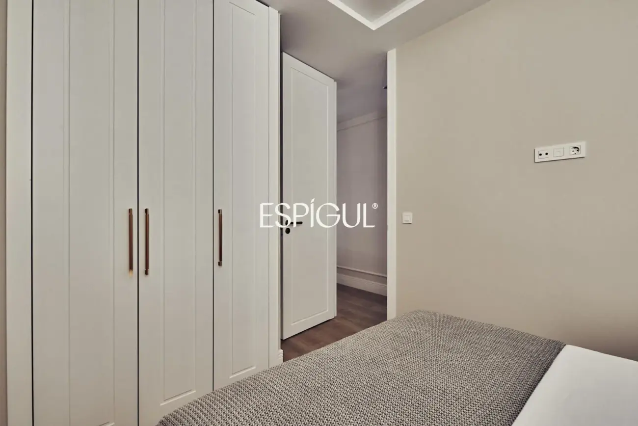Piso exterior en venta reformado con terraza en Lista