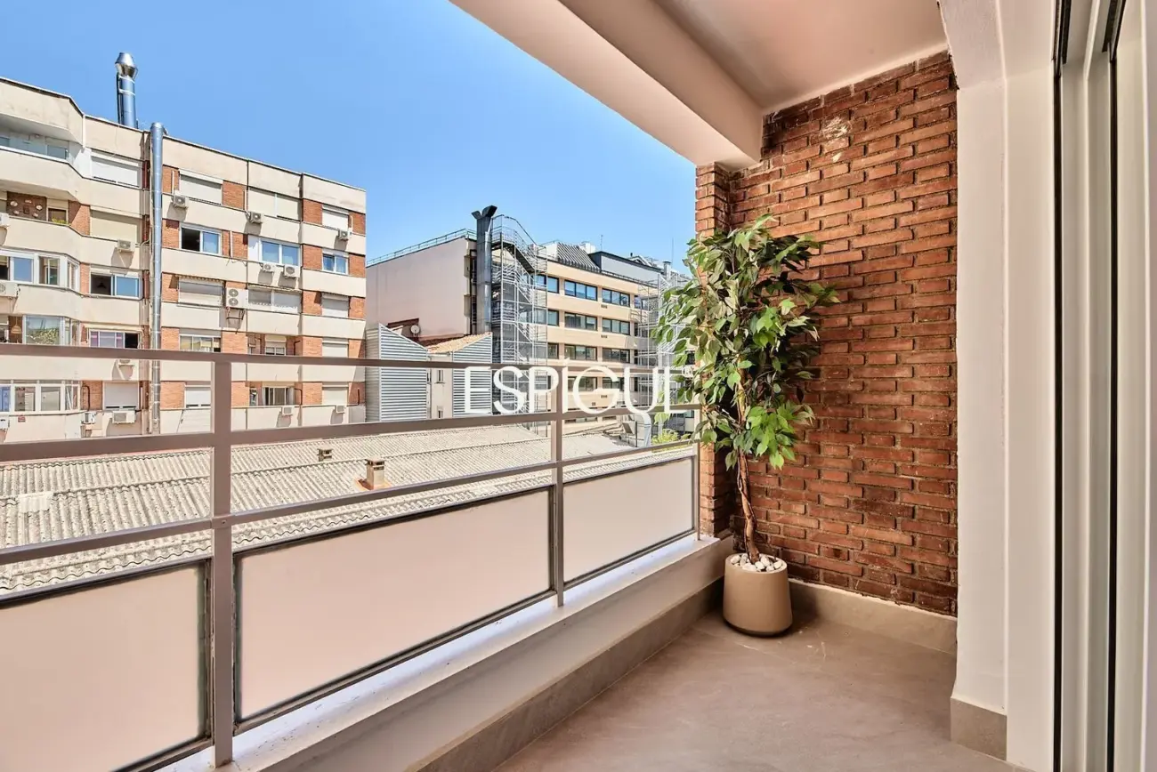 Piso totalmente reformado con terraza, garaje y trastero en Trafalgar, Chamberí