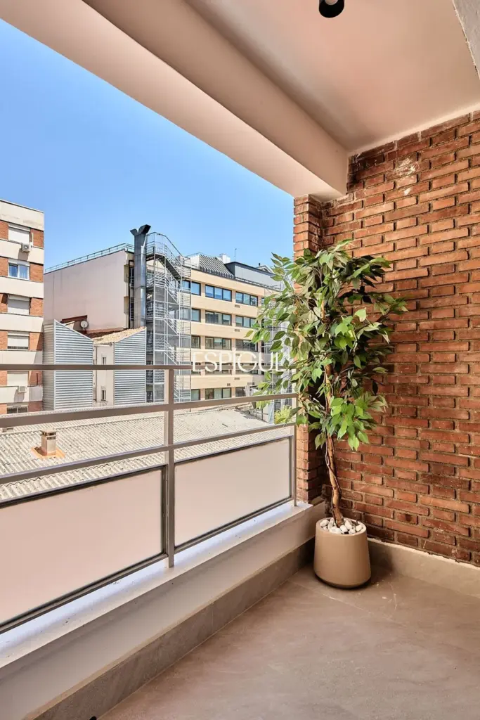 Piso totalmente reformado con terraza, garaje y trastero en Trafalgar, Chamberí