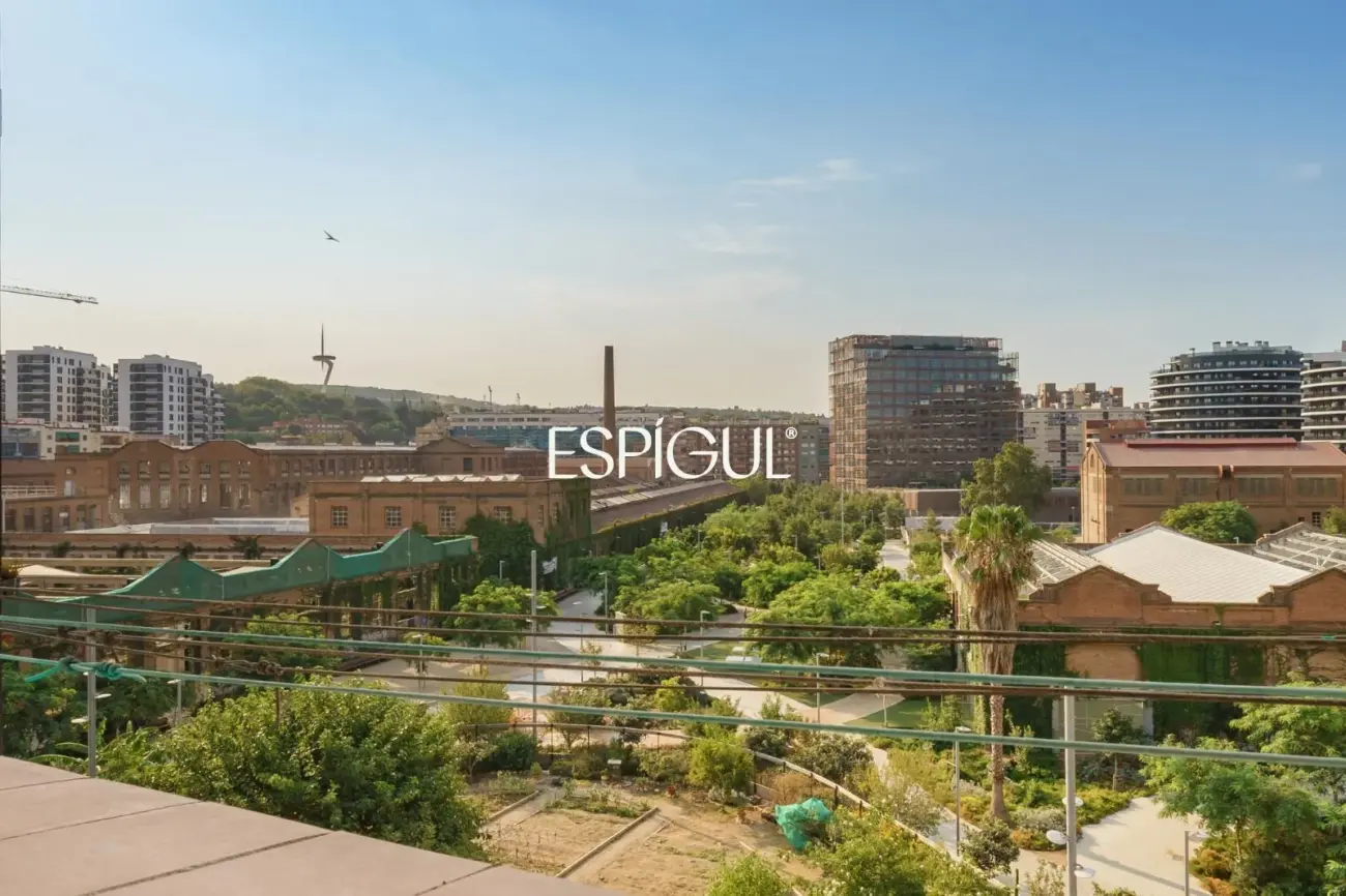 Quinta planta con vistas directas a Can Batlló y 100% diáfano para reformar en La Bordeta