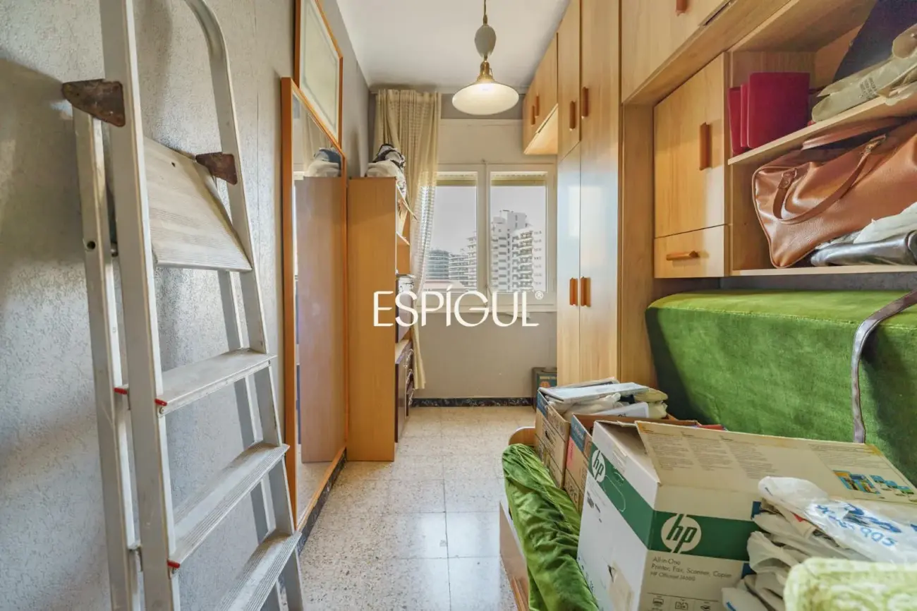 Quinta planta con vistas directas a Can Batlló y 100% diáfano para reformar en La Bordeta