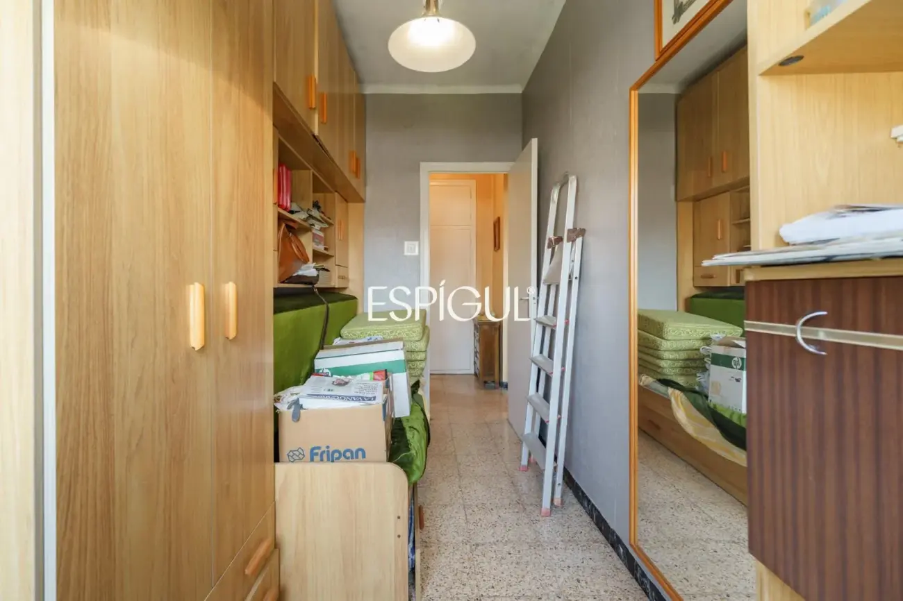 Quinta planta con vistas directas a Can Batlló y 100% diáfano para reformar en La Bordeta