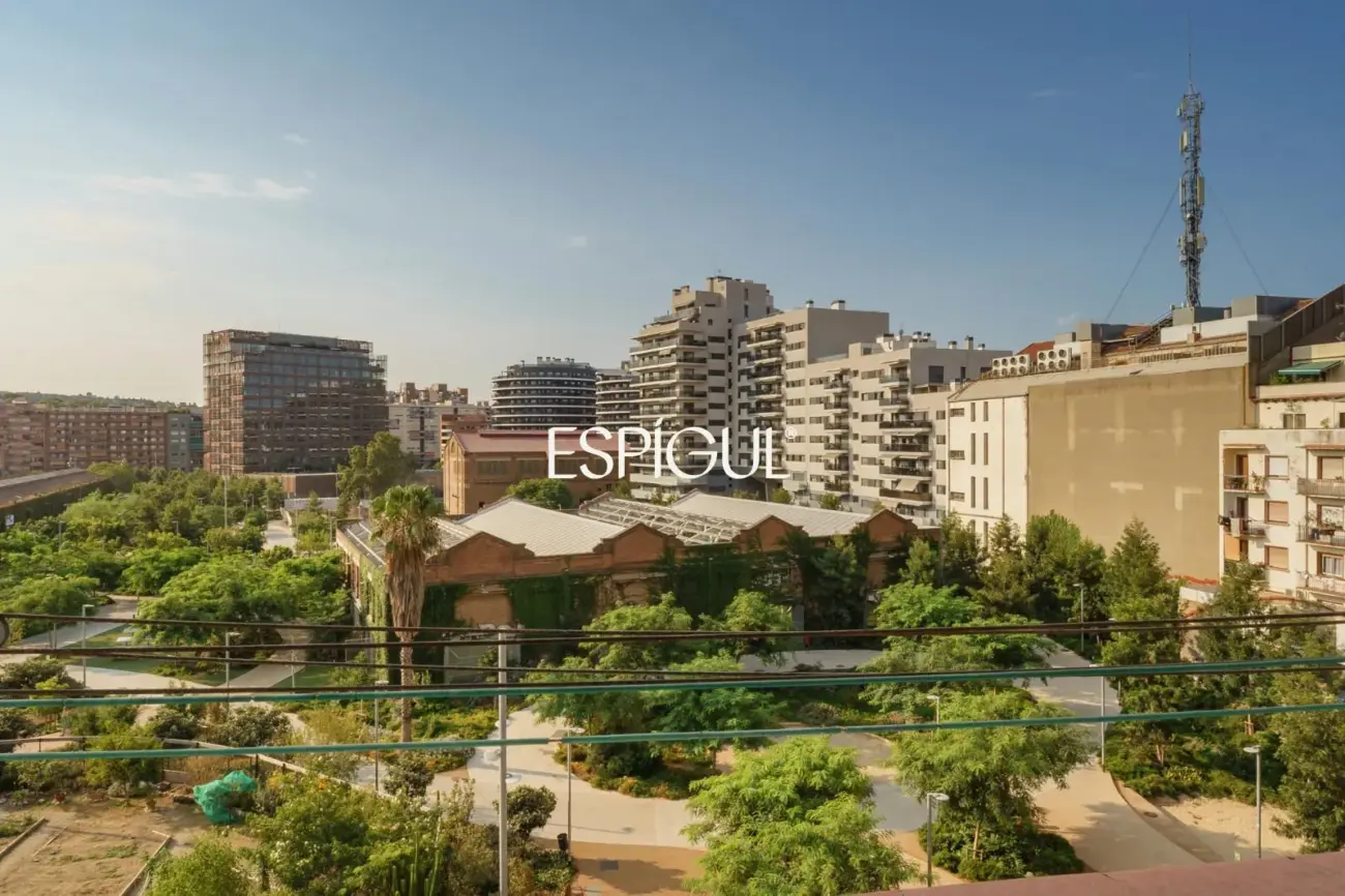 Quinta planta con vistas directas a Can Batlló y 100% diáfano para reformar en La Bordeta