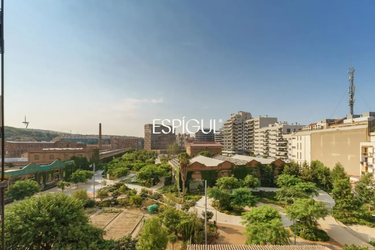 Quinta planta con vistas directas a Can Batlló y 100% diáfano para reformar en La Bordeta