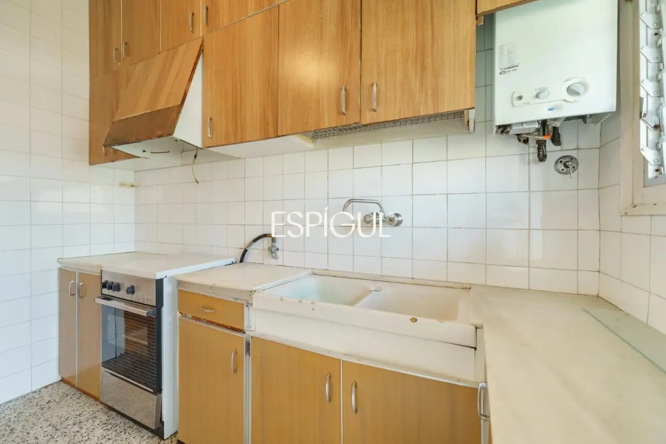 Quinta planta con vistas directas a Can Batlló y 100% diáfano para reformar en La Bordeta