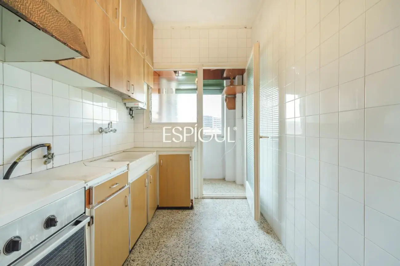 Quinta planta con vistas directas a Can Batlló y 100% diáfano para reformar en La Bordeta