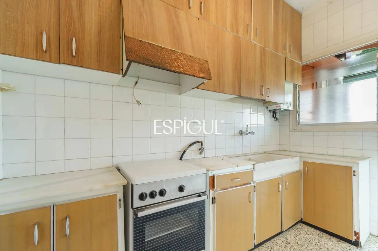 Quinta planta con vistas directas a Can Batlló y 100% diáfano para reformar en La Bordeta
