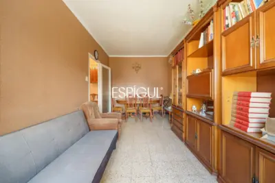 Quinta planta con vistas directas a Can Batlló y 100% diáfano para reformar en La Bordeta