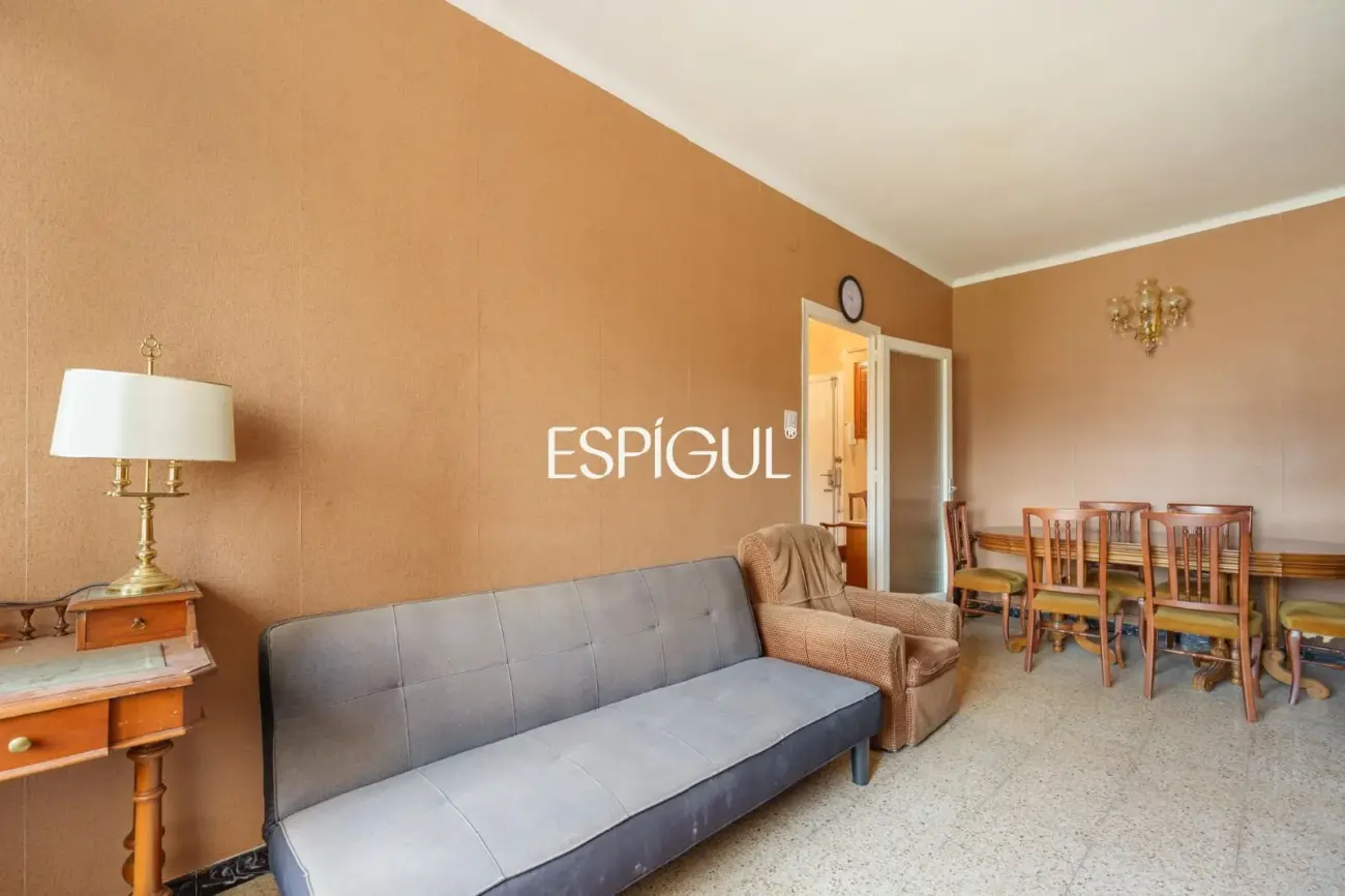 Quinta planta con vistas directas a Can Batlló y 100% diáfano para reformar en La Bordeta