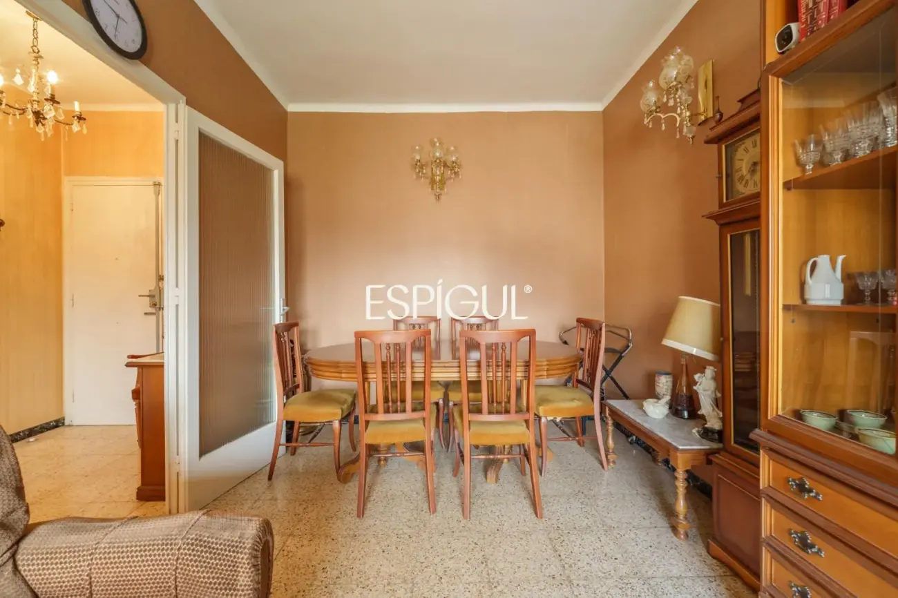 Quinta planta con vistas directas a Can Batlló y 100% diáfano para reformar en La Bordeta
