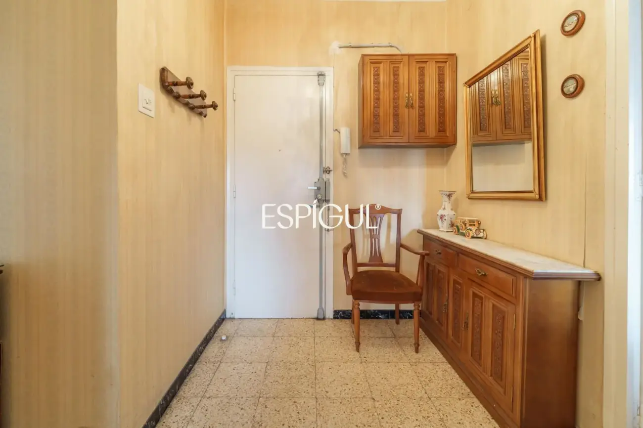 Quinta planta con vistas directas a Can Batlló y 100% diáfano para reformar en La Bordeta