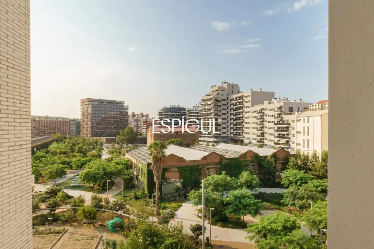 Quinta planta con vistas directas a Can Batlló y 100% diáfano para reformar en La Bordeta