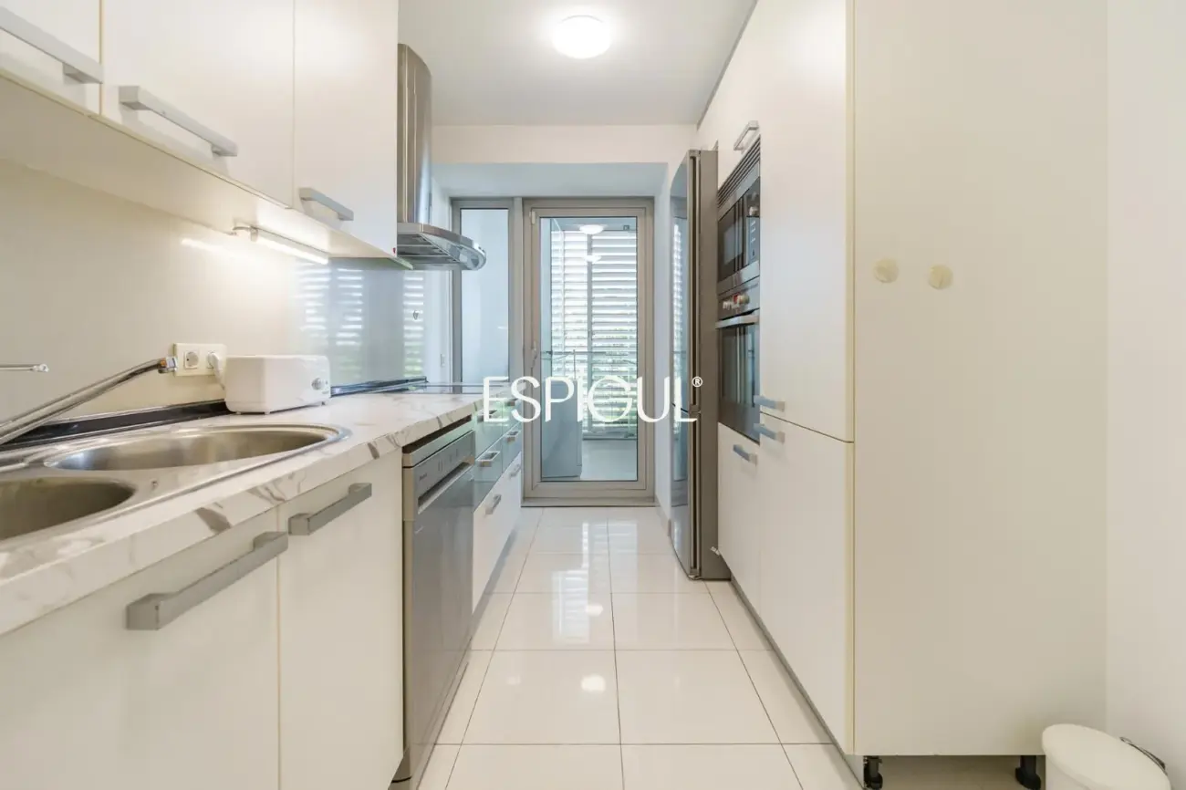 Vivienda con gran terraza y piscina comunitaria junto al mar