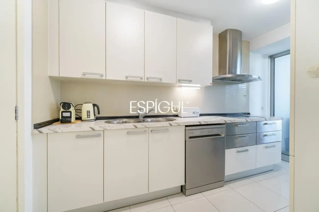 Vivienda con gran terraza y piscina comunitaria junto al mar
